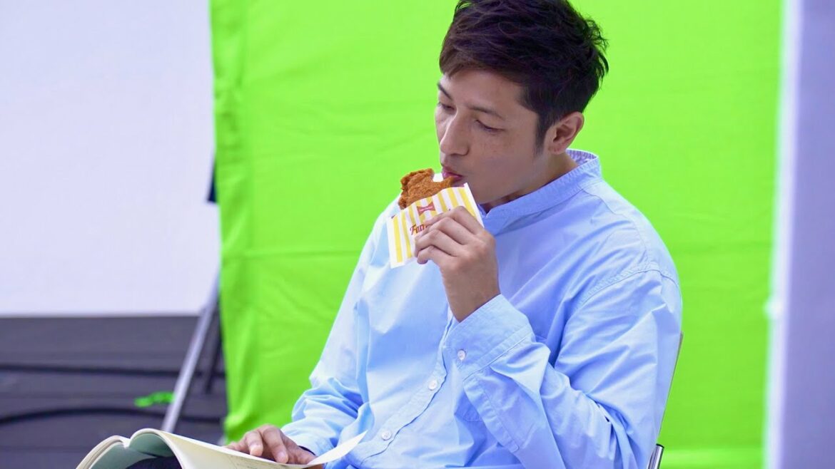 玉木宏、ファミチキを撮影中に何個かパクっ！ファミマ「懐かしの看板商品復活祭」CM+メイキング