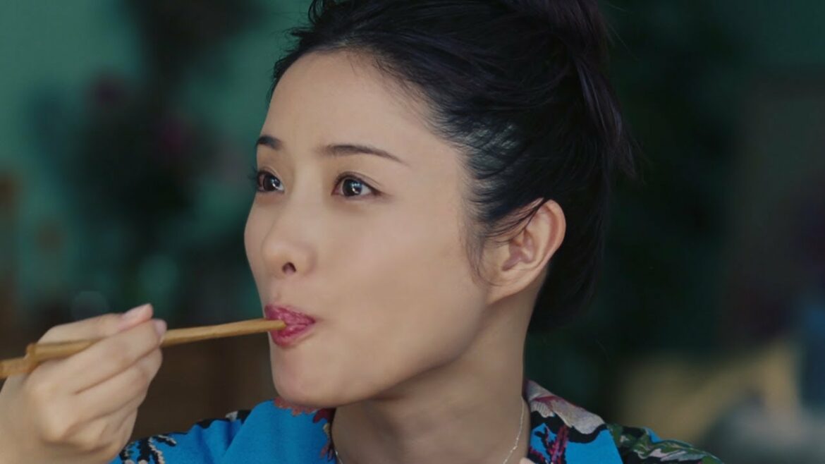 石原さとみ、自宅リビング再現⁉ 窓辺で“牛丼”モグモグ、「おうち時間の円グラフ」公開 インタビュー＆メイキング　すき家新CM「おうち」篇