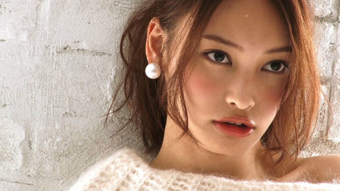 ノンノ１１月号　大政絢“「二度見」される美人ニット”撮影の様子