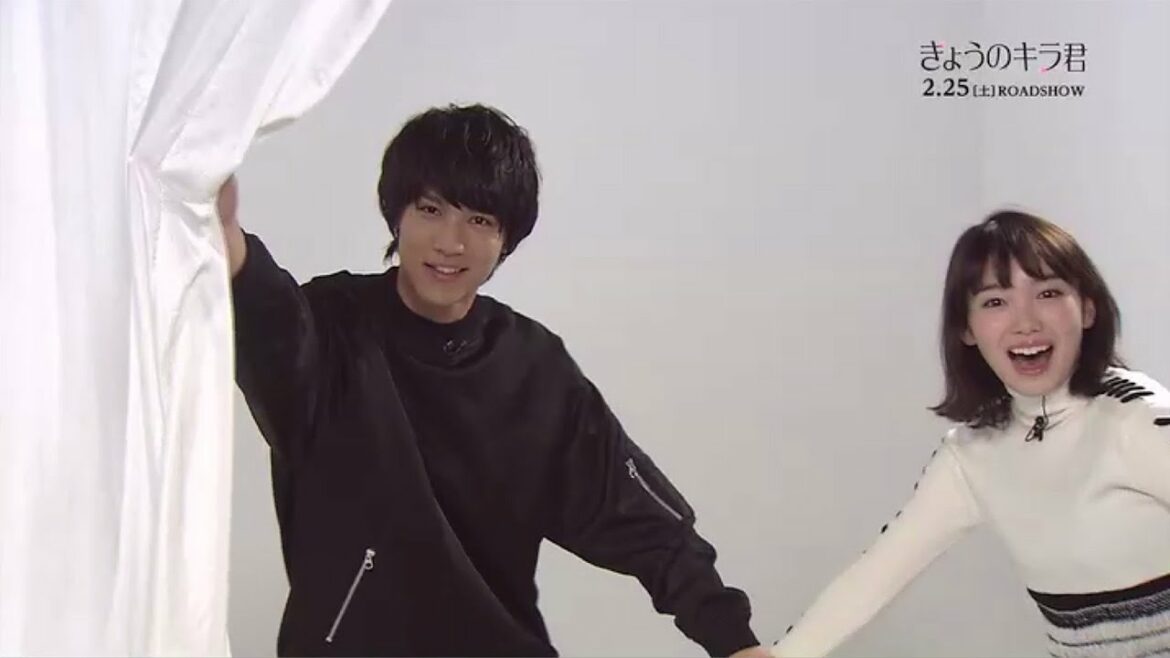 中川大志、「手首をギュッとつかんで強引に…」飯豊まりえと密着! 「カーテンの刑」を実演 中川大志、「手首をギュッとつかんで強引に…」飯豊まりえと密着! 「カーテンの刑」を実演