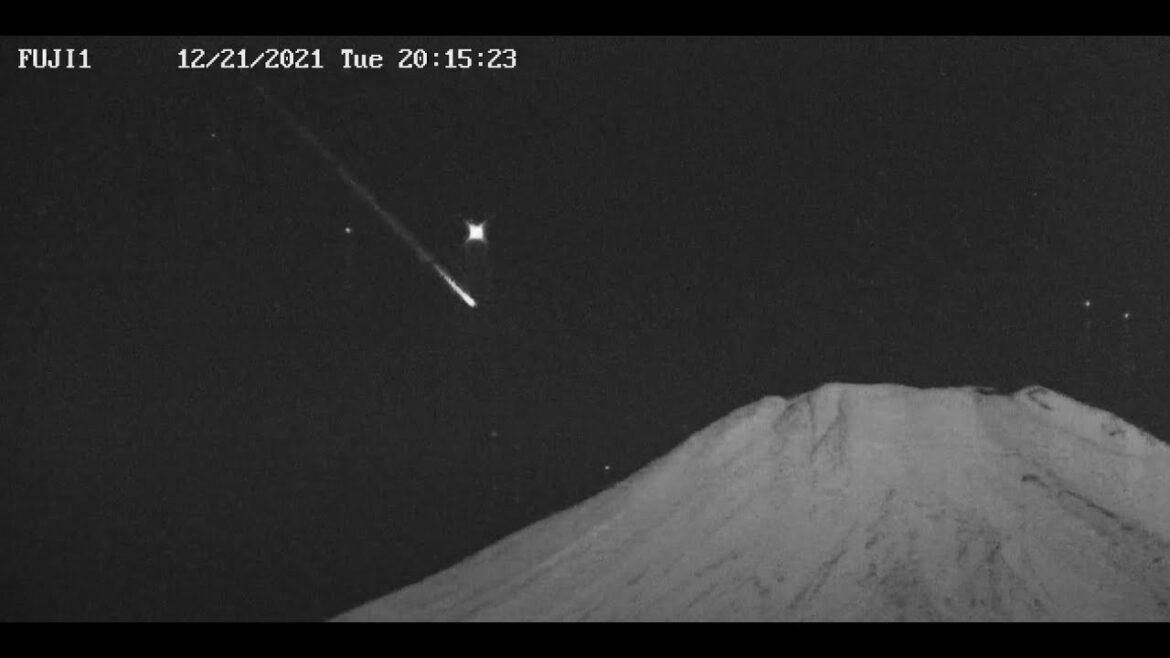 双子座流星群。流星、星空ショーの富士山夜の部、紅富士、山中湖ライブカメラ、赤富士、 "Mt. Fuji  Live Camera, Yamanakako Live Camera Japan