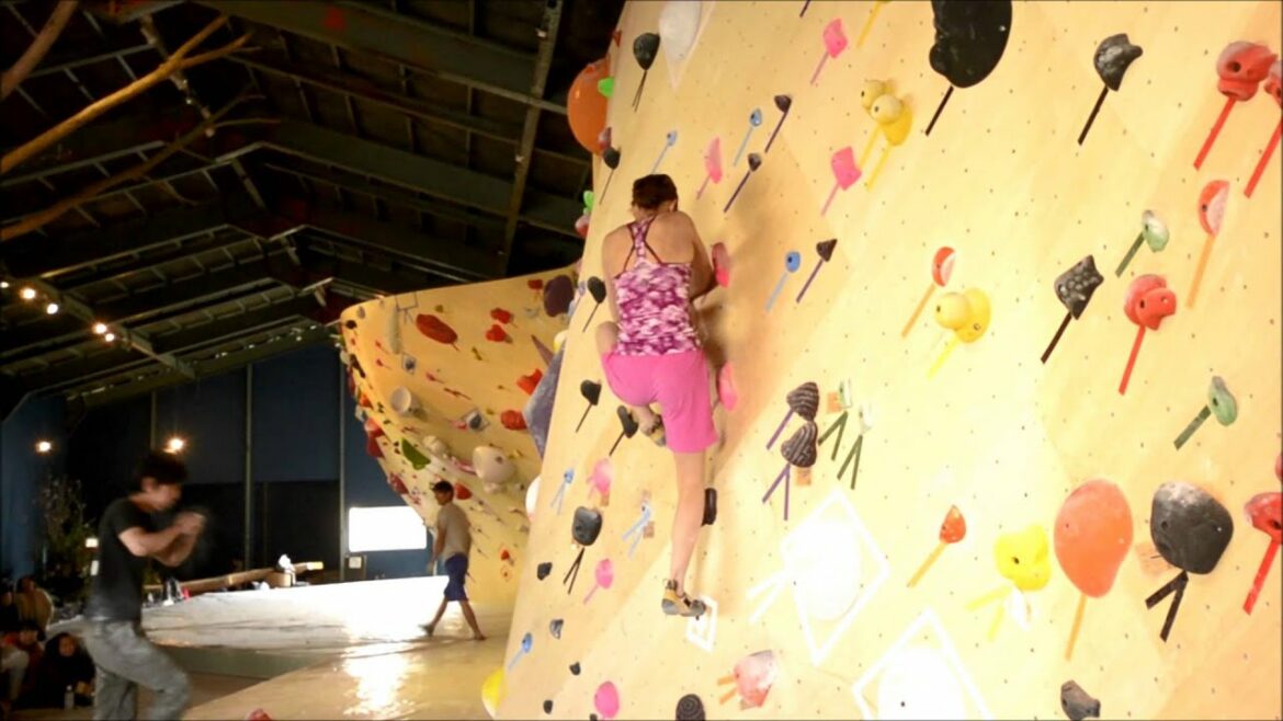 野口啓代選手のクライミング　4/18「FLAT BOULDERING」女子第1課題