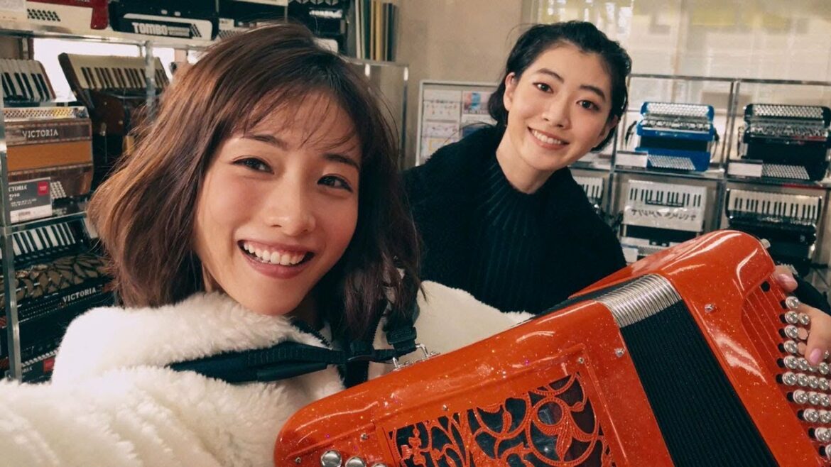 石原さとみ、アコーディオンに挑戦 CMソングは絢香&三浦大知が担当 東京メトロ『Find my Tokyo.』CM「西日暮里 フォトジェニックな1日」篇 石原さとみ、アコーディオンに挑戦 CMソングは絢香&三浦大知が担当 東京メトロ『Find my Tokyo.』CM「西日暮里 フォトジェニックな1日」篇
