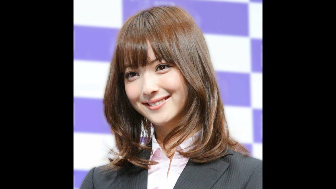 佐々木希、まさかの“ニーハイ絶対領域”披露！大胆加速に垣間見る家庭事情