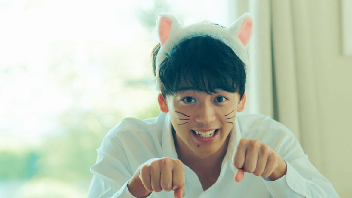 竹内涼真、胸キュン“猫耳姿”披露　ロッテ『モナ王』WEBムービー「家族をつなぐモナ王STORY」