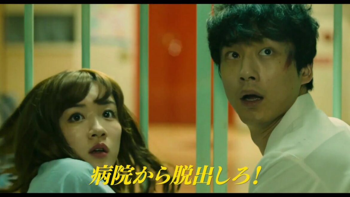 坂口健太郎×永野芽郁、ピエロの謎に迫る　映画『仮面病棟』本編映像