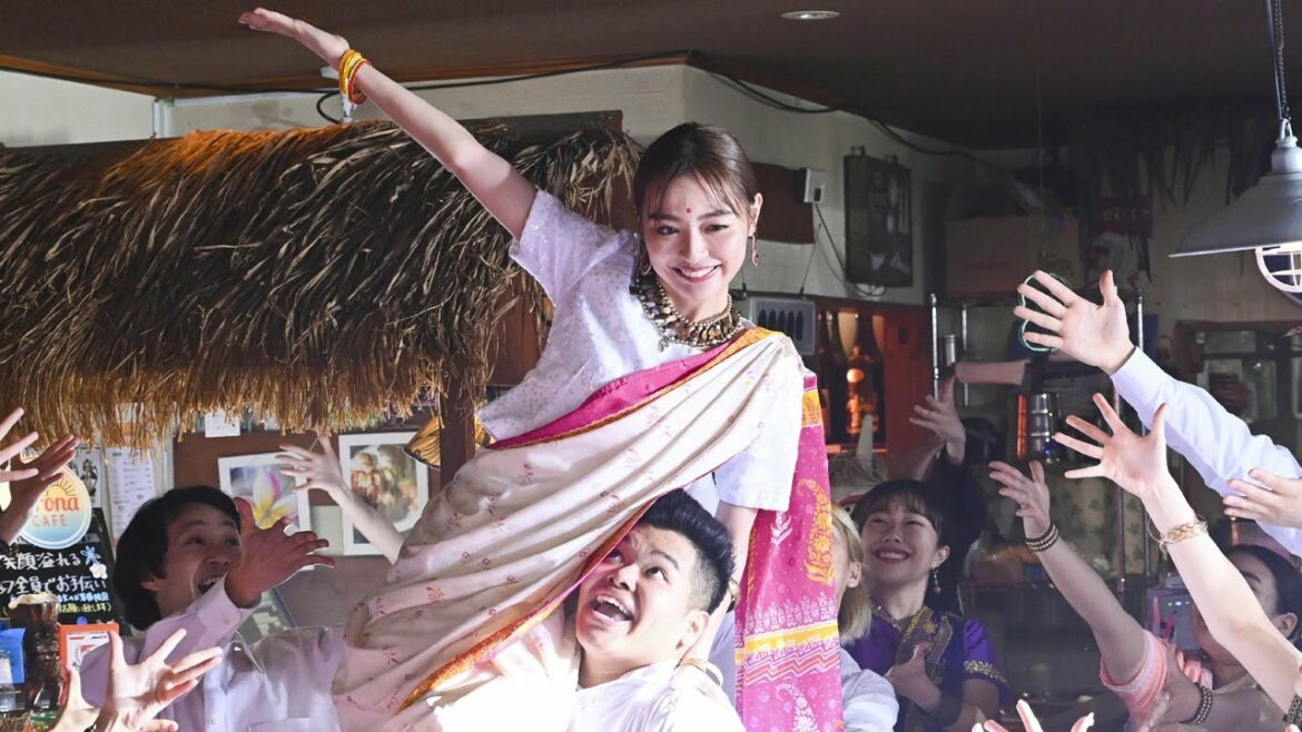内田理央、インドミュージカル風のダンス＆歌を披露　主演連ドラのワンシーン先行公開