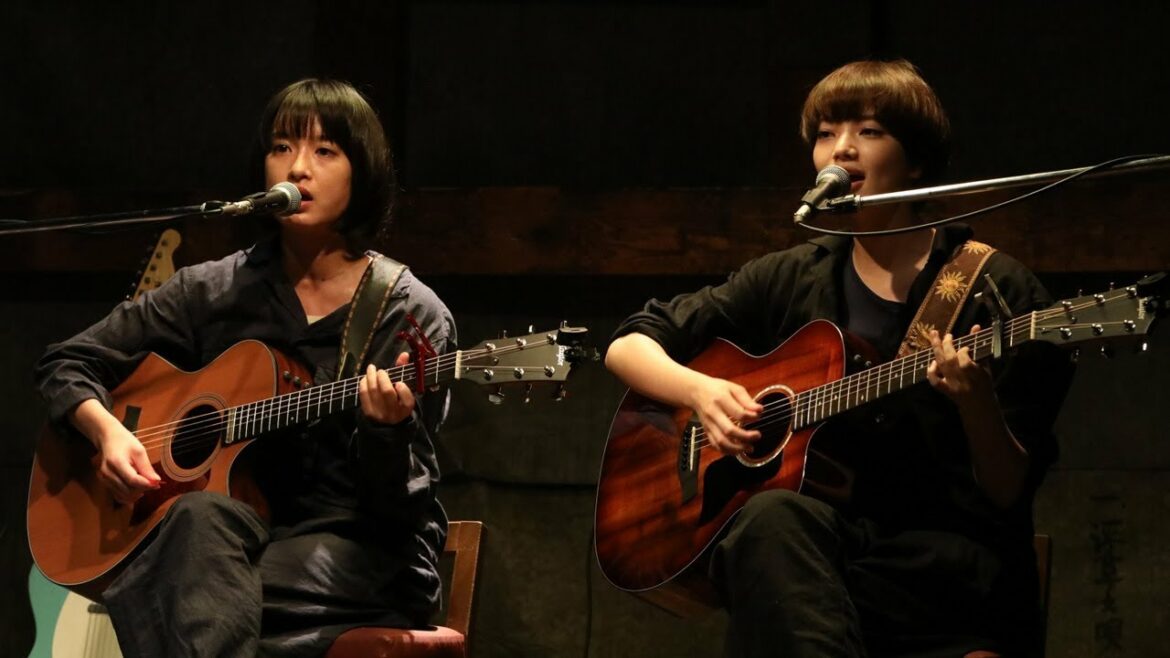 小松菜奈＆門脇麦のデュオ「ハルレオ」が熱唱！　W主演映画のライブシーン公開