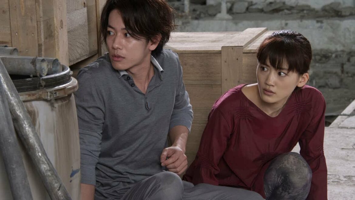 抑えた演技が不気味さを加速させる...佐藤健＆綾瀬はるかが醸し出すミステリアスな空気感