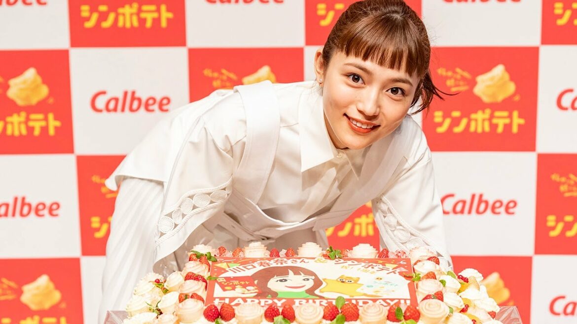 川口春奈、前髪パッツンでイメージチェンジ！　26歳の抱負も　「シンポテト発売1周年記念 新キャラクターお披露目会」