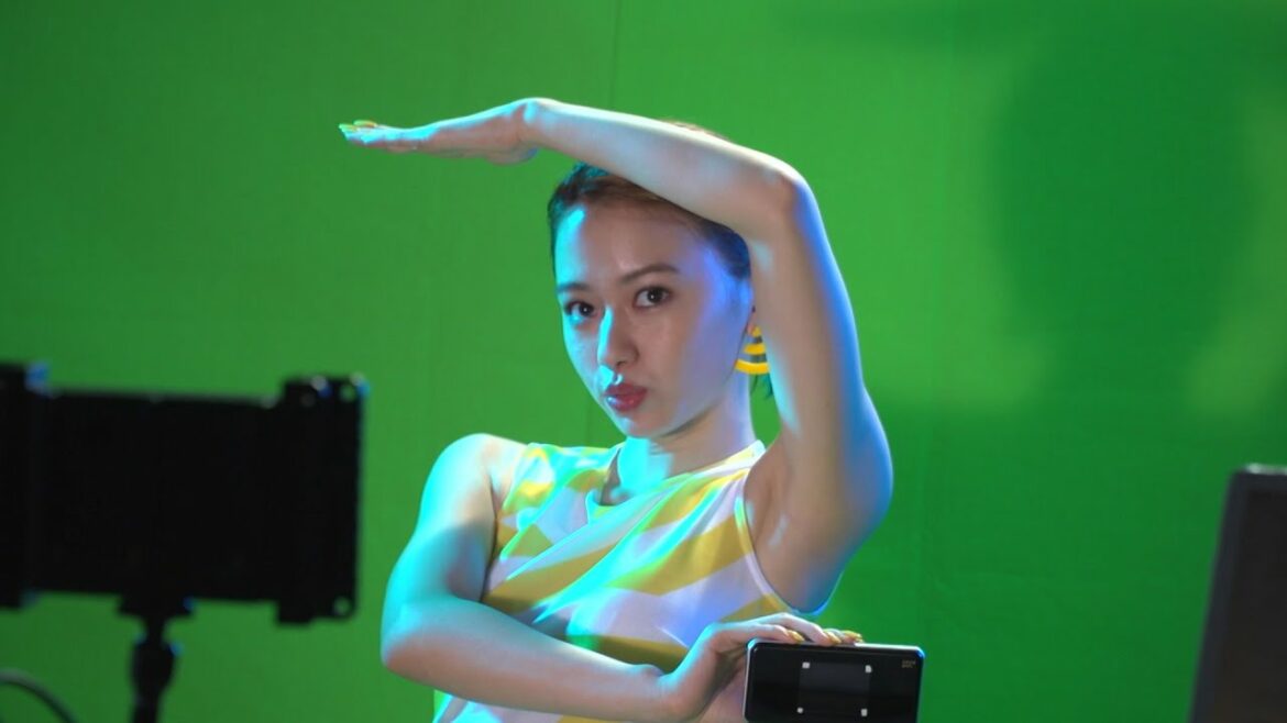 山本舞香、ゼウスポーズで大胆にワキ見せ　ネルソンズと共演で爆笑メイキング『ZEUS WiFi』動画ドバドバ見放題　新TVCM