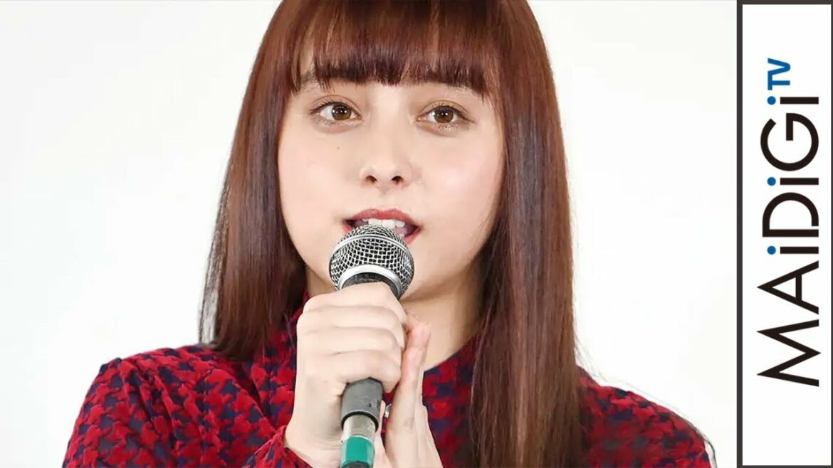 石田ニコル、千鳥格子ワンピでキュートに脚見せ　ナチュラルヘア＆小ぶりアクセでシンプルに