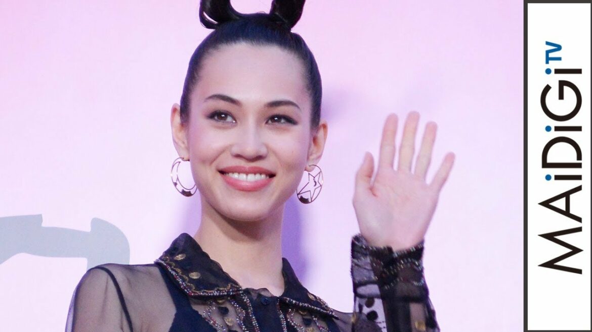 水原希子、シースルードレスで美ボディー見せ　個性派アップヘアで遊び心をプラス