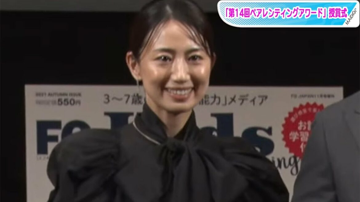 東原亜希、胸元リボンの黒ワンピ×千鳥柄ブーツで大人可愛く【芸能人・冬のファッションチェック！】