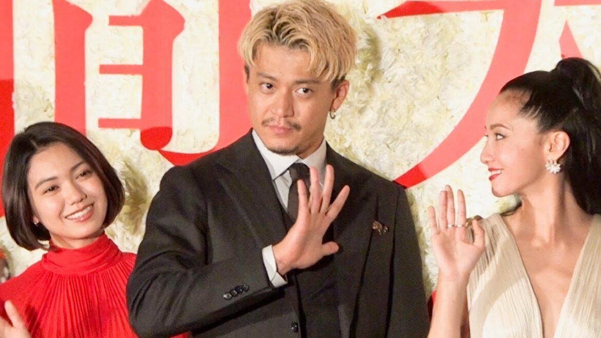 太宰治演じた小栗旬、沢尻エリカと二階堂ふみに挟まれ“両手に花”で舞台挨拶／映画『人間失格 太宰治と3人の女たち』ジャパンプレミア