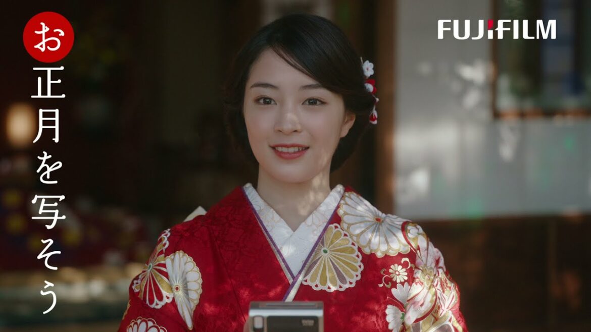 広瀬すず＆吉沢亮＆ウルフ・アロン選手出演　富士フイルムCM「お正月を写そう♪2022 チェキ・エモい写真」篇