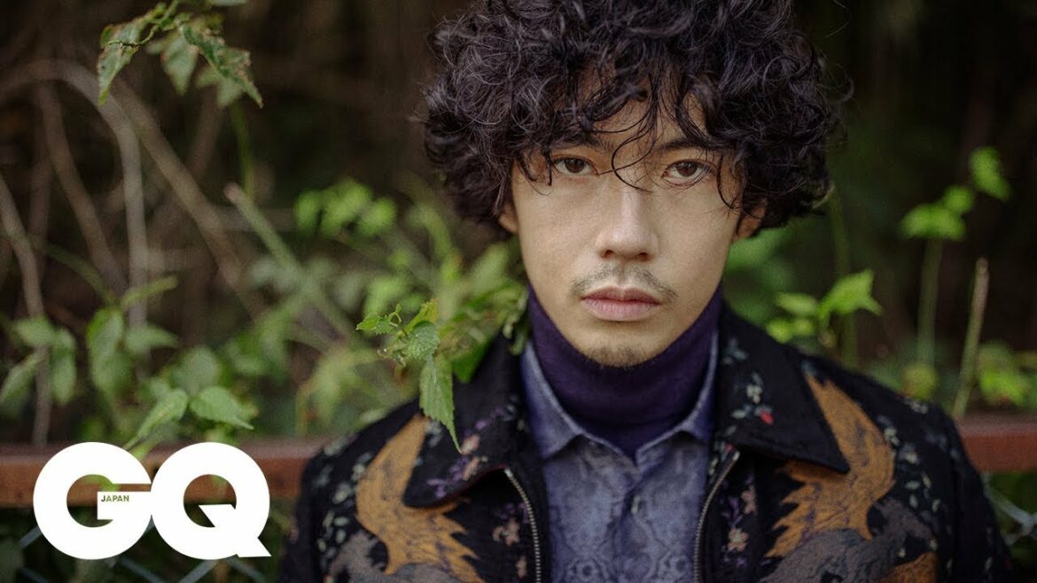 賀来賢人──ハジけた演技が話題となり、一躍メジャーに！ | GQ MEN OF THE YEAR 2019 | GQ JAPAN