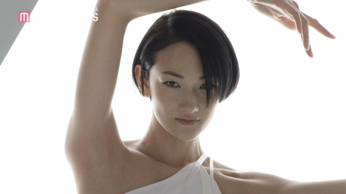 冨永愛、特注ドレスで美脚＆美背中披露 輝き続けるために必要なこととは？「ザ・ギンザ」CM＆メイキング