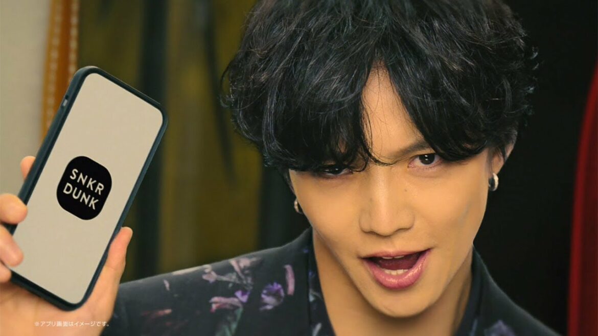 EXILE佐藤大樹、カメラ目線でキメ顔＆決めポーズ！みちょぱとCM初共演　「スニーカーダンク」新CM