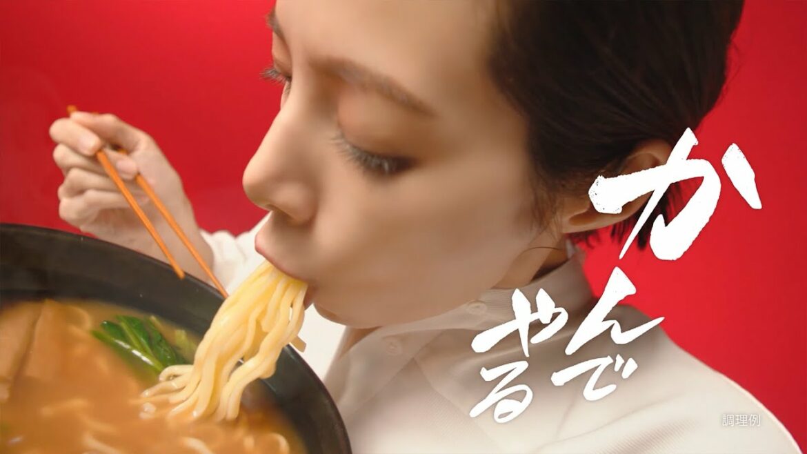 桜井ユキ、がむしゃらに麺すする　ブルーハーツの名曲替え歌にも挑戦：「明星 麺神」CM・インタビュー