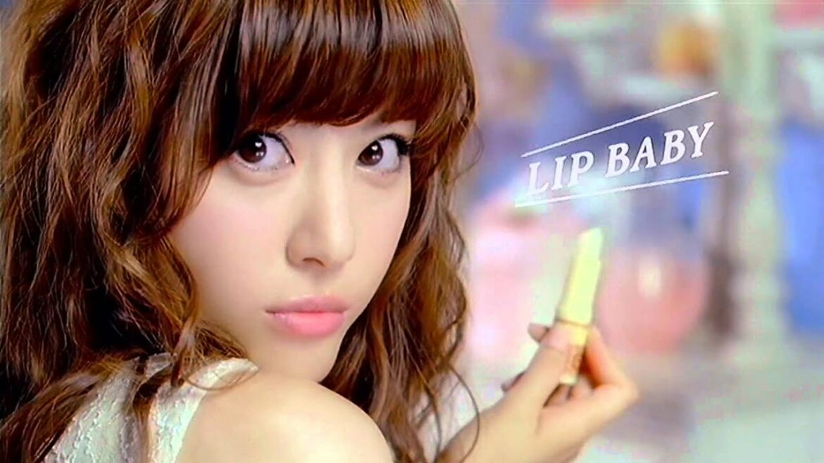 いいなCM　ロート製薬 リップベビー　佐藤ありさ 「ぷっくらしましょ篇」
