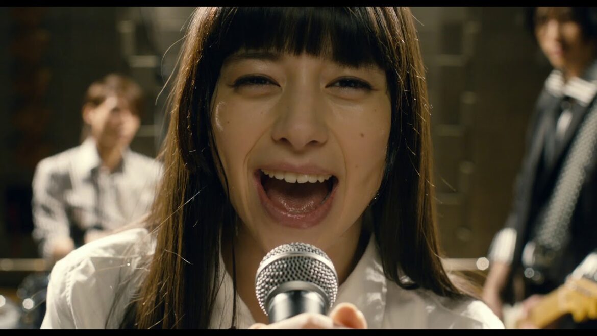 中条あやみ、歌う!!映画『覆面系ノイズ』予告編