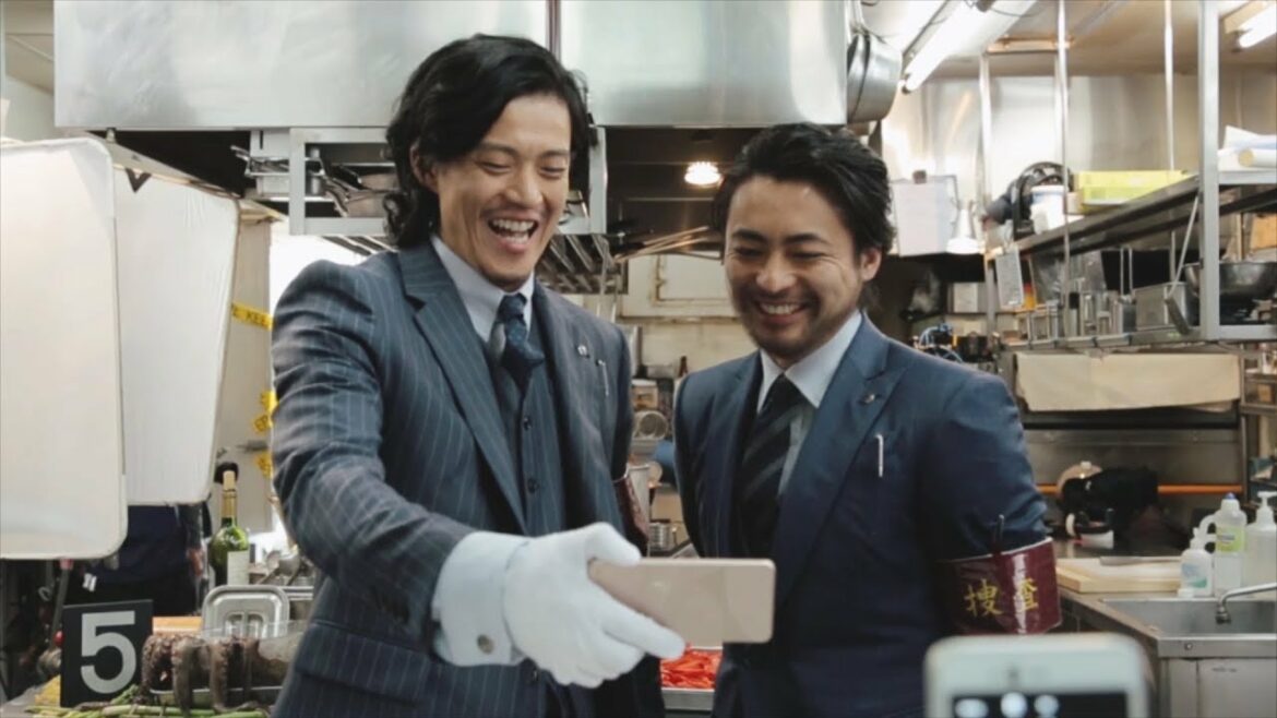 小栗旬＆山田孝之、二人でセルフィー撮影も…親密さ伝わるメイキング　スマホ「arrows」新CM『取り調べ室』篇
