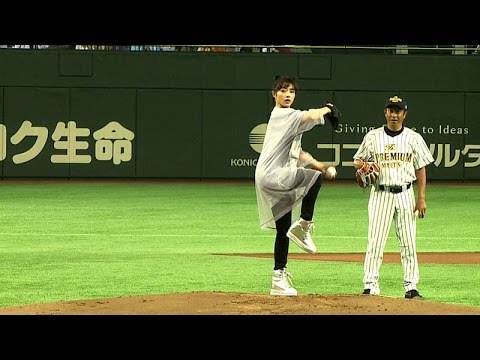 石原さとみ、大暴投の始球式でやり直し懇願 『サントリー ドリームマッチ2014』始球式 石原さとみ、大暴投の始球式でやり直し懇願 『サントリー ドリームマッチ2014』始球式