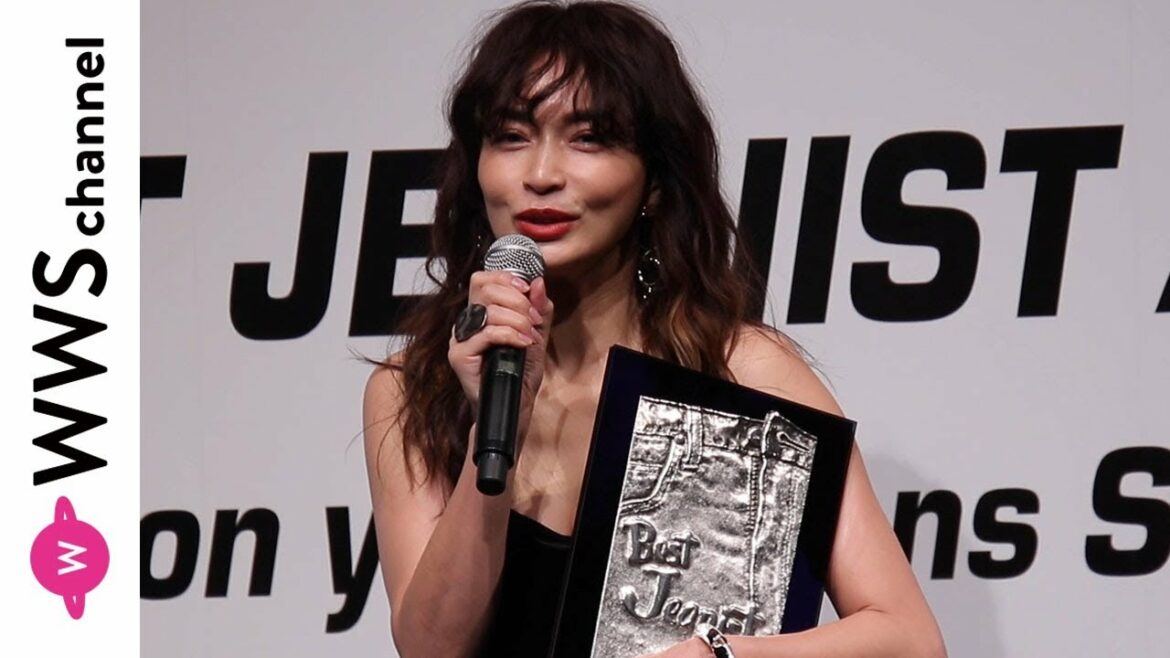 ２児の母・長谷川京子がベストジーニスト受賞で引き締まった美背中を披露！
