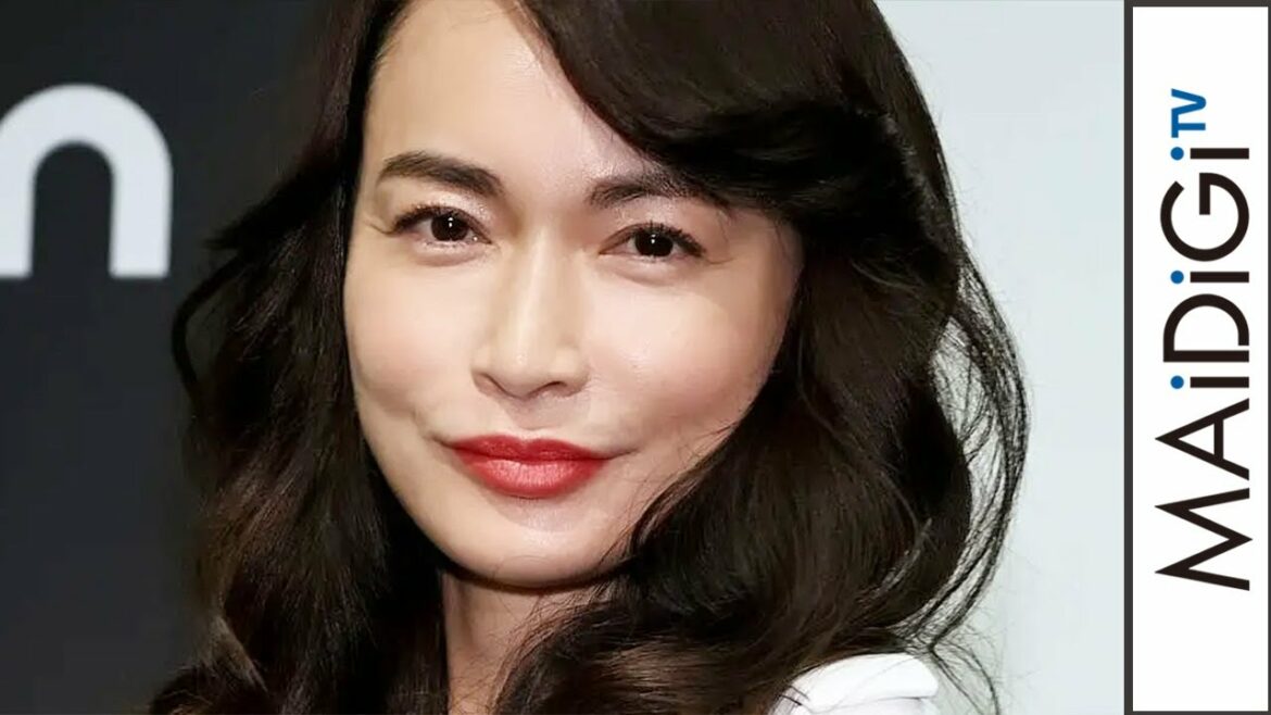 長谷川京子、純白ジャンプスーツでメリハリボディー　ダブルフィンガーリングで洗練ムード