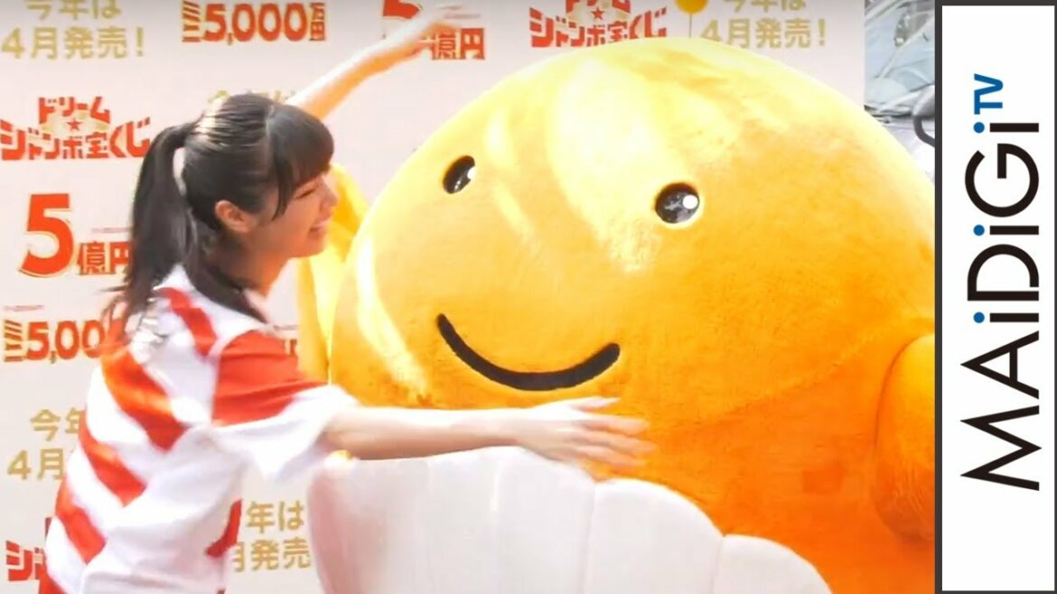 新川優愛、ラグビーユニフォーム姿でクーちゃんにタックル！　「ドリームジャンボ宝くじ」発売記念イベント1