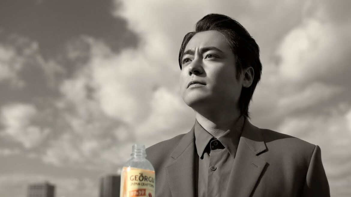 山田孝之、モノクロ調の映像でブランドメッセージ刷新を謳う　『ジョージア』新CM「宣言篇」