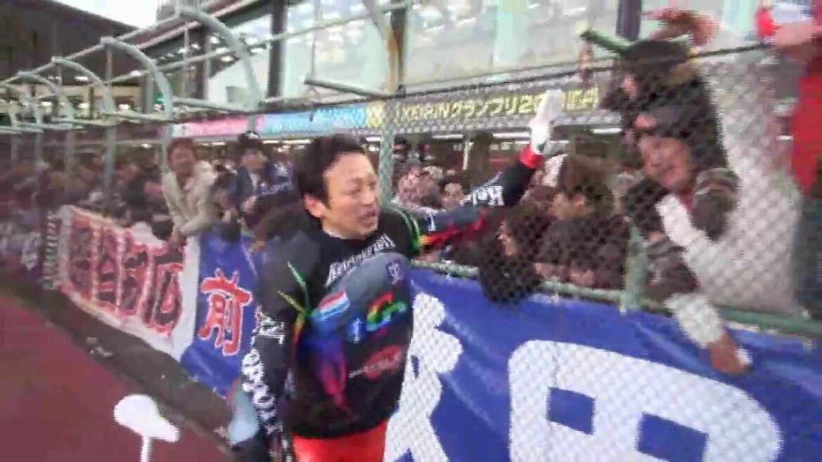 ＫＥＩＲＩＮグランプリ優勝の山口幸二を長澤まさみと持田香織が祝福