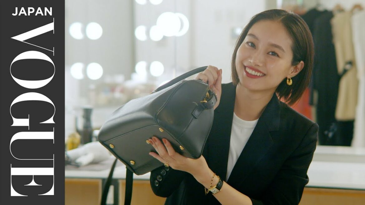 忽那汐里の哲学が詰まったバッグの中身＆愛用アイテムを公開！| In The Bag | VOGUE JAPAN