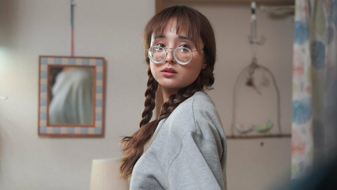 石田ニコル“オフの日”ジャージ＆瓶底メガネでコンビニへ 映画「いけいけ！バカオンナ～我が道を行け～」予告
