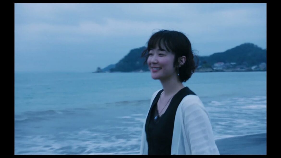 映画『先生、私の隣に座っていただけませんか？』本編映像：海辺デートシーン