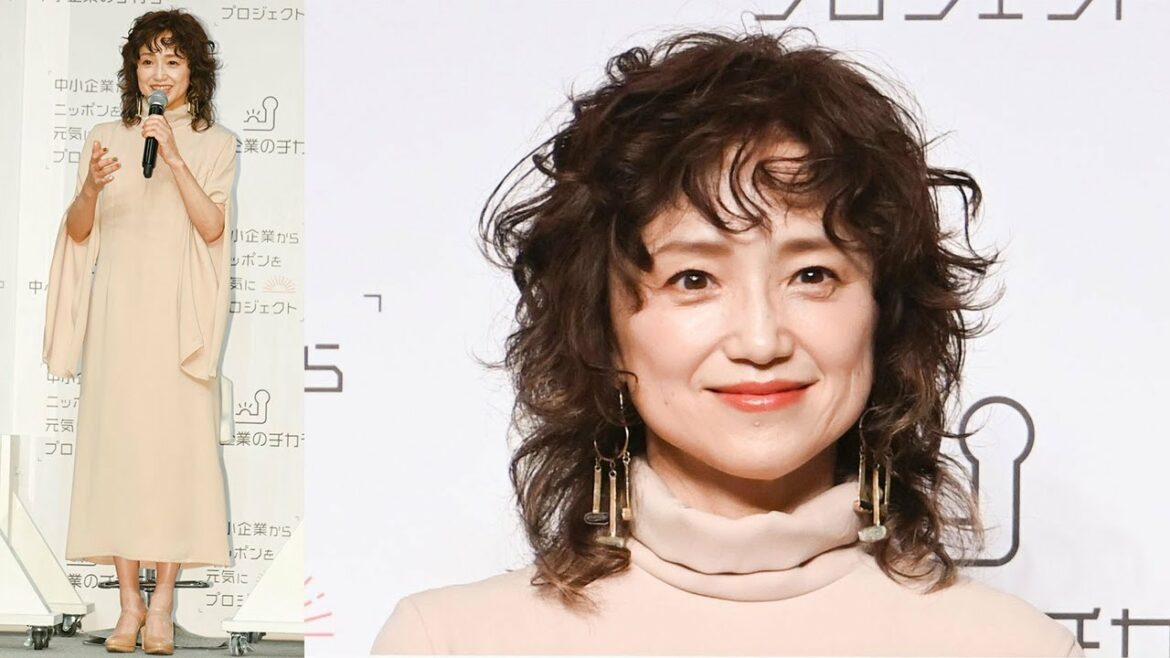 永作博美、大人ワンピで美脚見せ　ふわふわヘア×ネイルで個性をプラス
