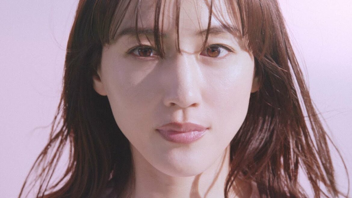 春が来る。ユニクロハルイロ。綾瀬はるかさん篇（15秒）