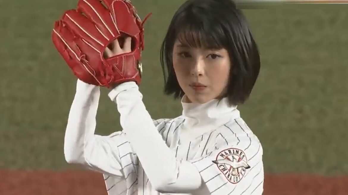 【可愛すぎ】浜辺美波が始球式で見事な投球を見せる！！