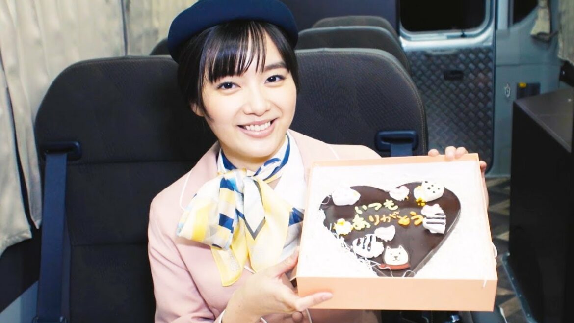 バスガイド新川優愛がバレンタインチョコで愛の告白　ソフトバンクCM「青春放題 修学旅行」篇メイキング映像