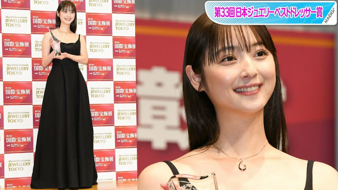佐々木希、美背中＆デコルテ見せのブラックドレス　ダイヤのネックレスでミニマムに