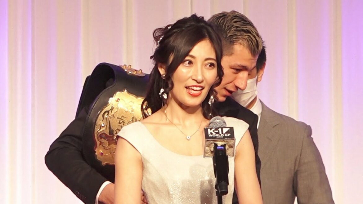 熊田曜子、純白の胸元大胆ドレスで圧巻プロポーション披露　マハムード・サッタリ選手を祝福　『K-1 AWARDS 2021』表彰式