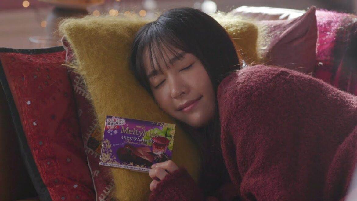 新垣結衣、冬のキッスでとろけちゃう　明治メルティーキッス「リラックスタイム」篇