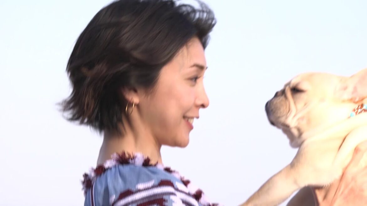 竹内結子さんが草彅剛さんの愛犬クルミちゃんと共演する「キヤノン EOS Kiss M」テレビCM『KISS is my life.』篇メイキング