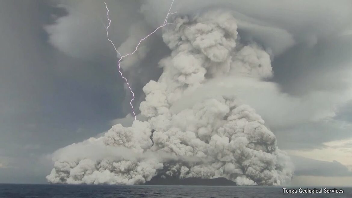 トンガ沖の海底火山噴火の映像（14日の最初の噴火）