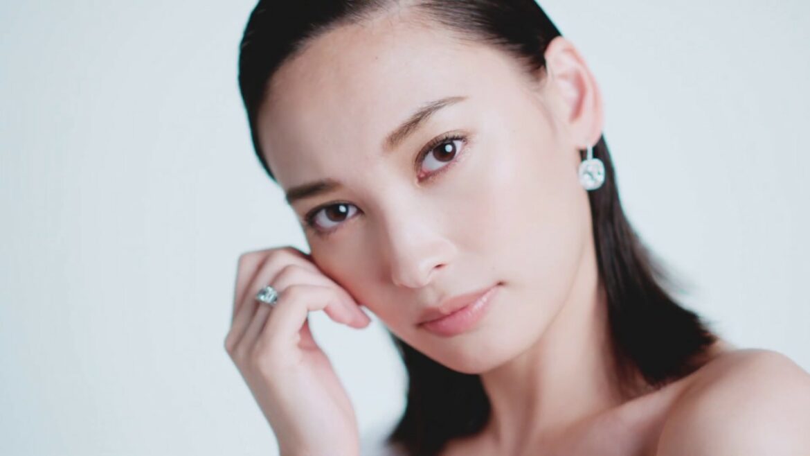 大政 絢さん、ラグジュアリーマガジン『Precious』のカバーモデルに！
