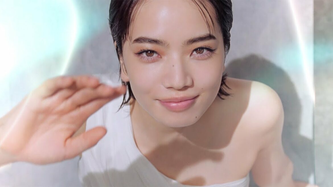 小松菜奈、ワンショルダー大胆美肌見せ！　「アネッサ　デイセラム」新CM「はじめよう、太陽エステ。」編