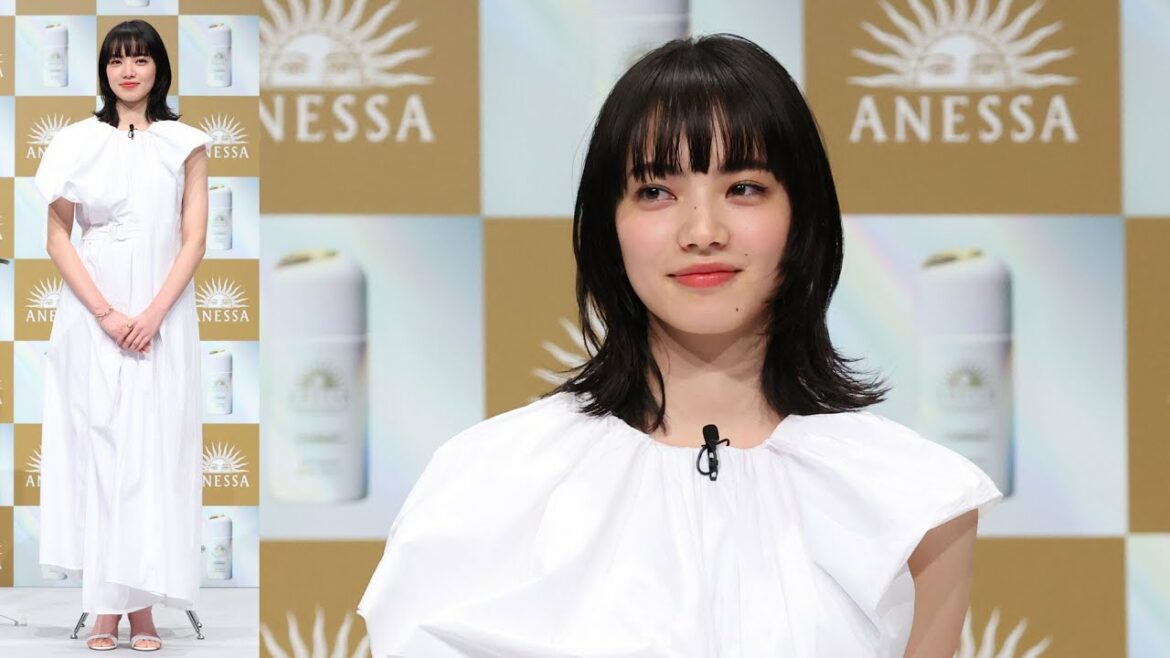 小松菜奈、真っ白のアシメワンピで爽やかに　アクセで上品さもプラス