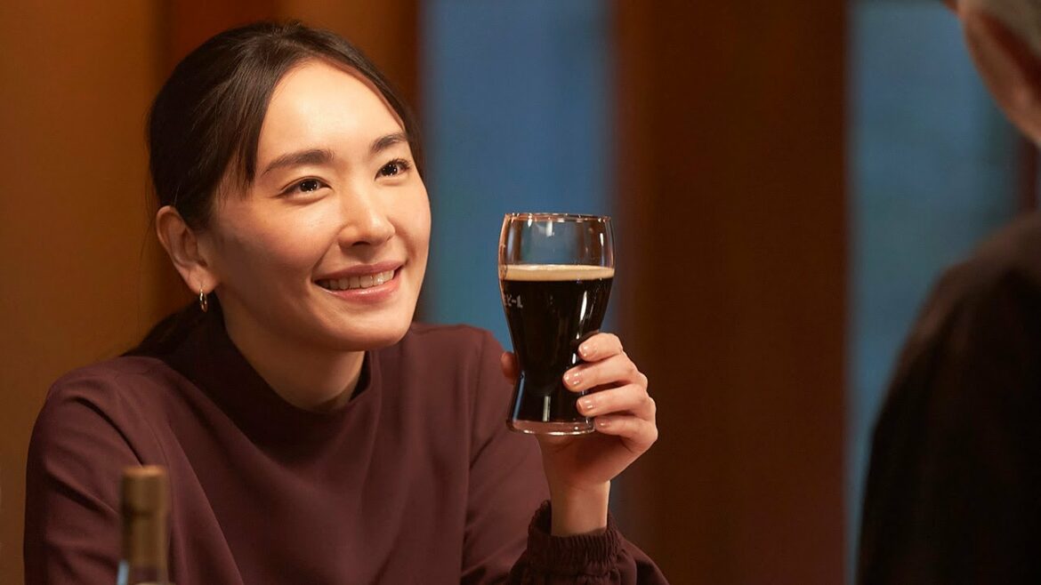 新垣結衣、アドリブ飛び出す!?　バーでのほっこりシーンの裏側公開　アサヒ生ビール黒生新CMメーキング
