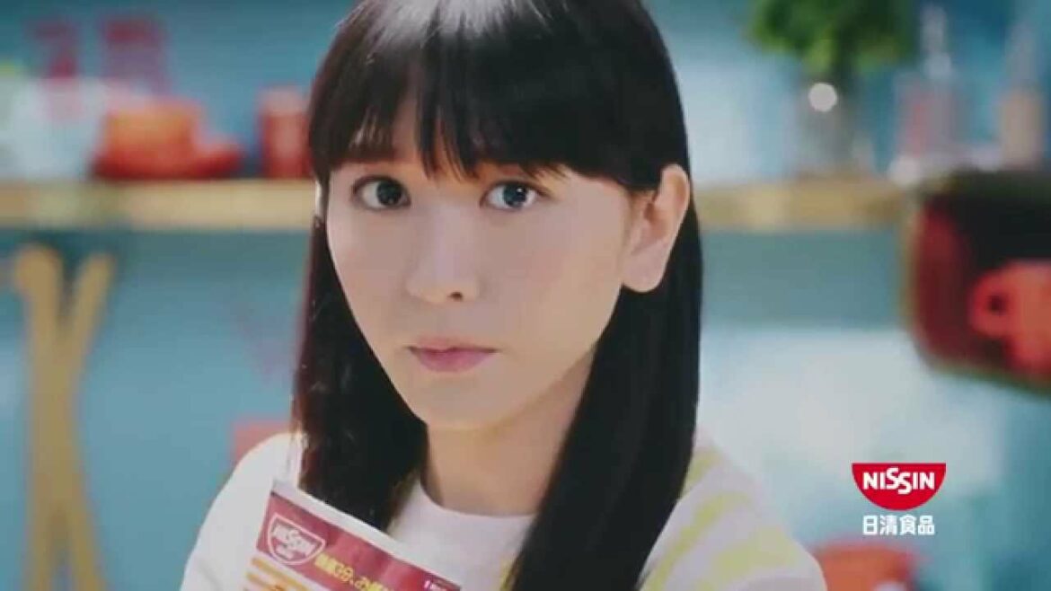 新垣結衣・ガッキーがCMで披露したことで話題になり、一躍チキンラーメンの食べ方の定番になった「かまたまチキンラーメン」。